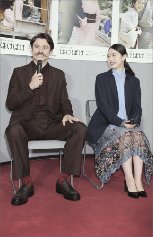 トミー・バストウと髙石あかり　撮影／矢島泰輔