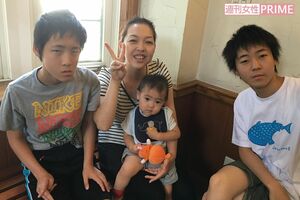 伊藤さんと息子たち。長男と次男は現夫と血のつながりはないが、伊藤さん伝いに様子をうかがうなど気遣いつつ、父として接しているとか