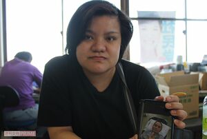 父親の写真を見せてくれた日系ボリビア人のシマヅさん。家では日本語で話していた