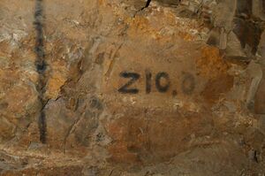 里山辺地下軍事工場跡にある地下壕で見つけた煤で書かれた文字