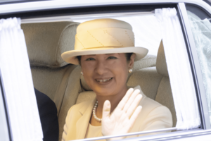 6月1日、私的に『霞会館』の式典に訪れた雅子さま。笑顔でお手ふりをされた