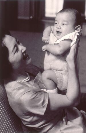 '60年6月、浩宮さま（当時）が美智子さまにあやされるご様子。生後4か月に当たって、皇室の儀式のひとつである『お箸初めの儀』が行われた。