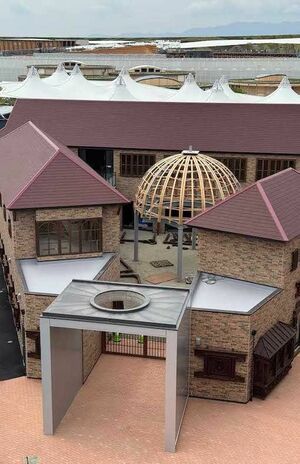 大阪・関西万博のネパール館。外装は立派だが、木材が剥き出しになったままで工事が停止している（Xより）