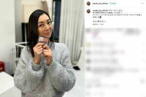 12月17日、雑誌『美ST』に登場することを報告した伊東美咲。「化粧が濃い」と話題に（本人のインスタグラムより）