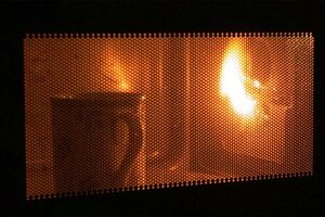 電子レンジの庫内に食品かすなどの汚れが付着した状態で使用したため、食品かすが加熱され、炭化してスパークが発生し、出火（提供元：NITE）