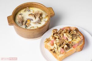 まいたけ入りクラムチャウダー(左)とまいたけトースト(右) 撮影/矢島泰輔