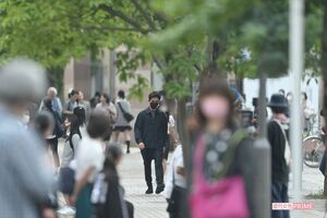 6月下旬の『BG』ロケにて。オーラを隠しきれない真っ黒マスク姿の木村拓哉