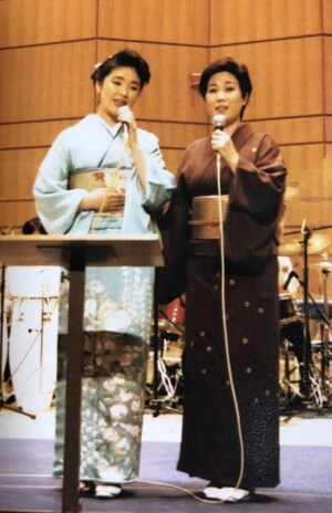 島倉千代子さん(右)とデビューして間もない多岐川舞子(左)(本人提供)