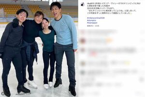 坂本花織、三浦璃来、木原龍一、鍵山優真の4人が肩を組んだ1枚。《またオリンピックに絶対戻ってこようね》という決意とともにずっと携帯のロック画面にしていたという（三浦のインスタグラムより）