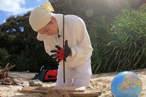 新年スペシャルの脱出島企画で火おこしをする『SexyZone』の菊池風磨（『アイ・アム・冒険少年』公式ツイッターより）