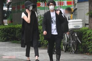 '20年、梅雨の晴れ間にスレンダー美女の妻を連れて繁華街のデパートに出かける津田健次郎