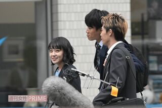 ドラマ『ファーストペンギン！』のロケに参加する、奈緒、鈴木伸之、上村侑。奈緒は、撮影後スタッフと記念撮影をして次の現場へ