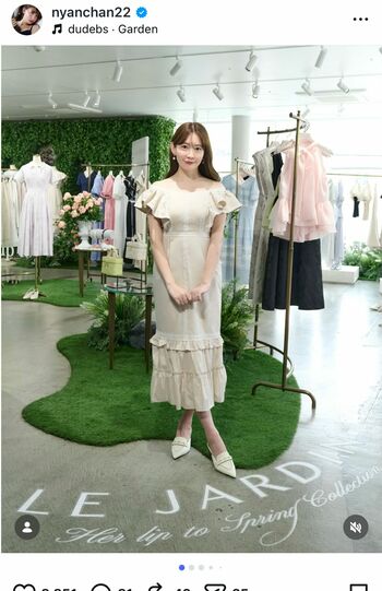 自身がプロデュースするブランドのコレクションを披露する小嶋陽菜（本人のインスタグラムより）