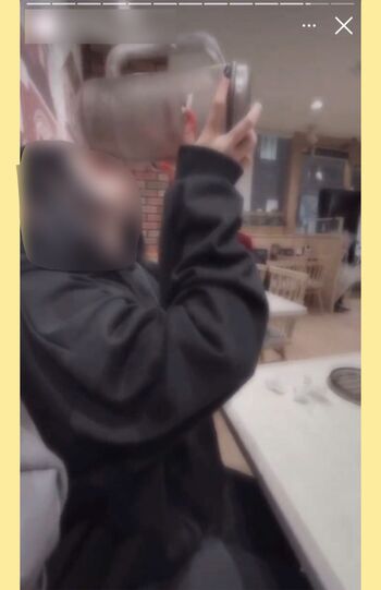 ネット上で拡散されている『すき家』の店内でピッチャーのお茶を直飲みする女性