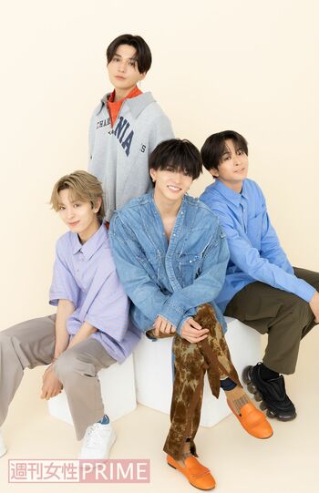 FANTASTICS（写真後列、八木勇征、下段左から木村慧人、佐藤大樹、澤本夏輝）　撮影／矢島泰輔