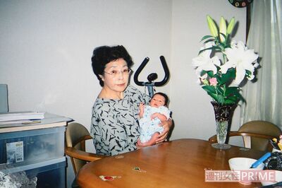 生まれたばかりの次男を抱く母の睦子さん。住み込みで家事を手伝ってくれた