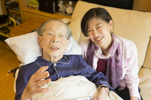 『ハルメク』編集部・岡島さんと。「日野原さんから一緒に撮りましょう」と言われ撮った最初で最後のツーショット(撮影/中西裕人 協力/『ハルメク』編集部)