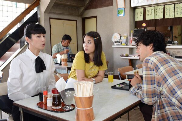 謎の探偵、イマドキ女子大生、ツンデレ家政婦の不思議なトリオ (c)日本テレビ