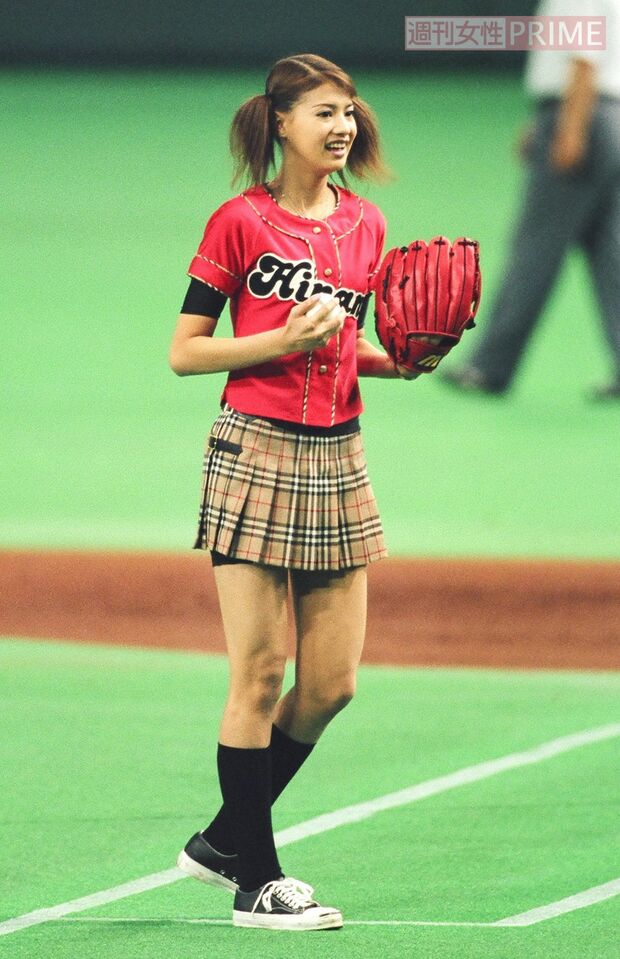 東京ドームで始球式を務めた吉川ひなの（1998年）