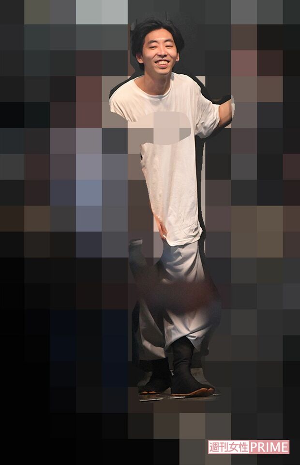 都内の老舗バーの20周年記念パーティーで、バンド演奏を披露した柄本時生（2019年8月）