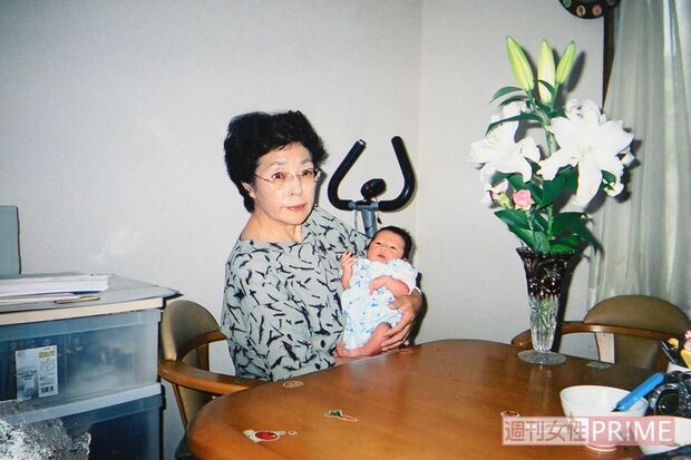 生まれたばかりの次男を抱く母の睦子さん。住み込みで家事を手伝ってくれた