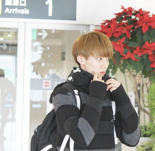 被写体は僕です。空港は基本的に暗い上にメンバーがかなりのスピードで通過していくのでカメラの設定の微調整が必要です。