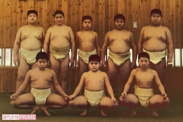 前列いちばん右が炎鵬。主将を務めていた