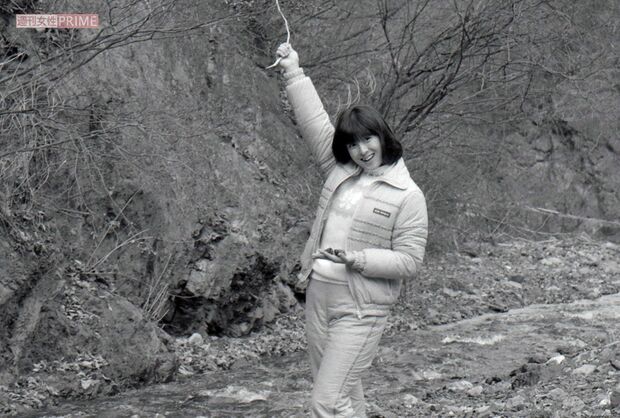 山梨県・桃の木温泉にて元気よくポーズを決める河合奈保子