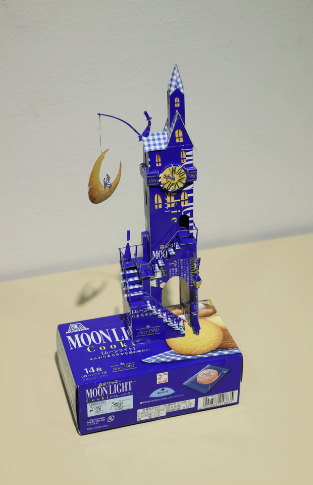 ムーンライトの時計塔・「月をつり下げる時計塔と、そこにいる紳士たち……。ちょっと物語性のある作品にしました。僕の中でもお気に入りです。月には森永のエンゼルちゃんが座っています」（撮影／吉岡竜紀）