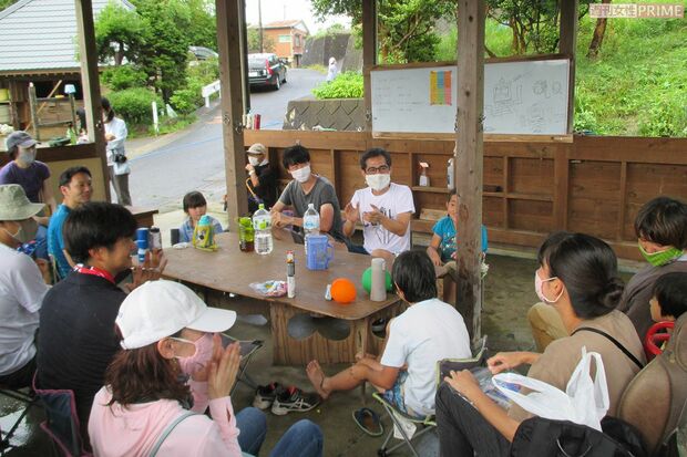 子どもたちが自然の中で遊ぶ体験をする「葉山里山の学校」での井本さん。参加した親子との意見交換会も　撮影／近藤陽介