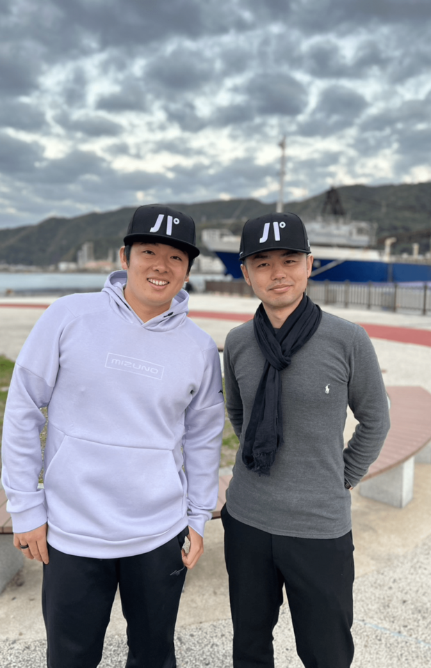 サンディエゴ・パドレスに移籍する松井裕樹選手(左)に英語を教えて5年。信頼関係はバツグンだ。子育てについて話すことも多いという