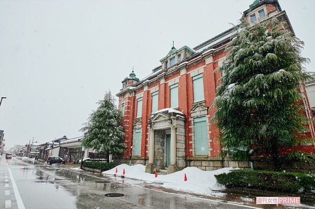 高岡御車山会館のすぐ近くにある赤レンガの銀行。古い建物も多く、それらを巡っても楽しそう！　撮影／山田智絵