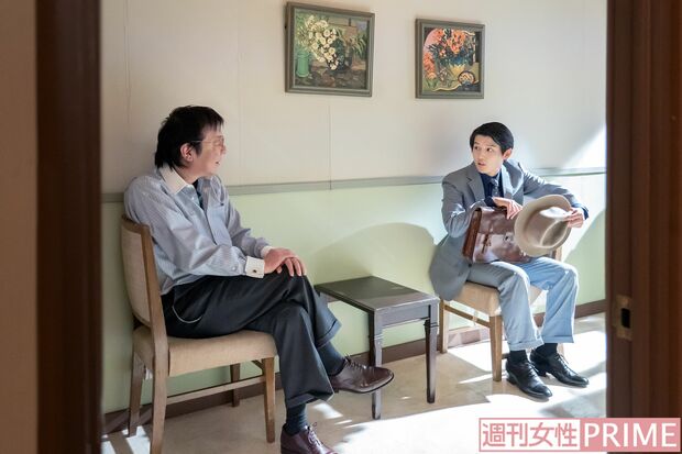 撮影の合間に古田新太と。少しは話をできたかな？　撮影／佐藤靖彦