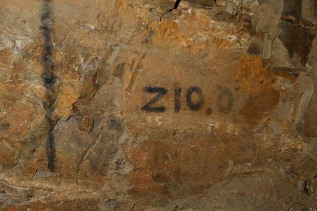 里山辺地下軍事工場跡にある地下壕で見つけた煤で書かれた文字