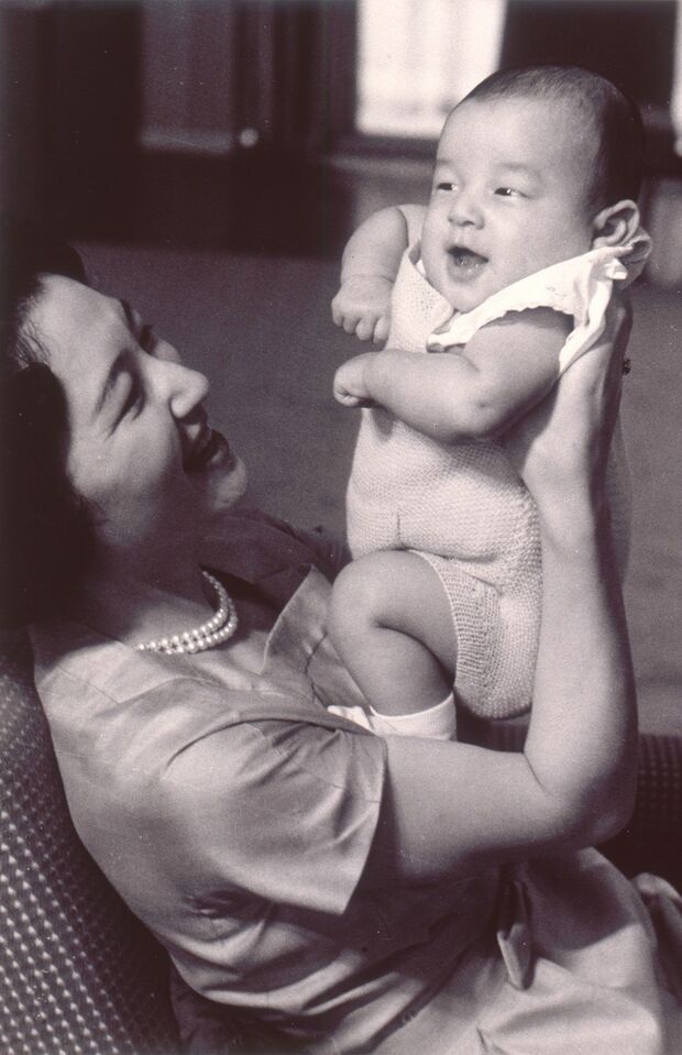 '60年6月、浩宮さま（当時）が美智子さまにあやされるご様子。生後4か月に当たって、皇室の儀式のひとつである『お箸初めの儀』が行われた。