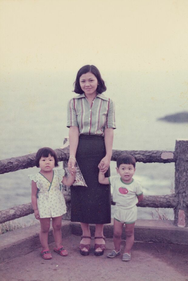 和泉さん3歳、光国さん2歳のころ。幼いころは脚への負担も少なく日常生活に支障はなかった。男の子に間違えられるほど元気いっぱいだった