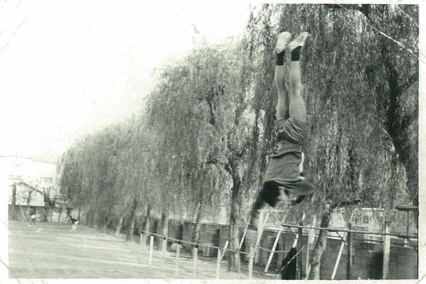 鉄棒に夢中になっていた中学2年ごろ、降り技も自己流でマスターした