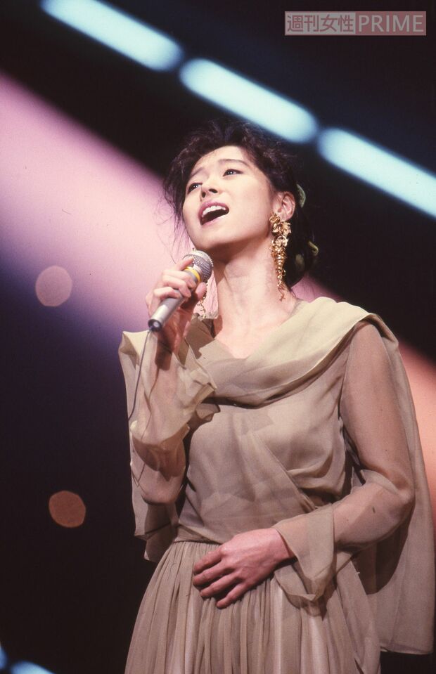 '89年07月、メガロポリス音楽祭で熱唱する明菜