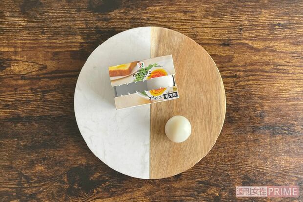 （2）ゆでたまごの殻を剥く