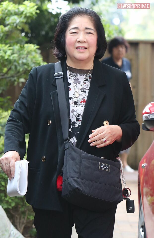 8月30日の朝、自宅から出てきた“女帝”は報道陣に何も語らず