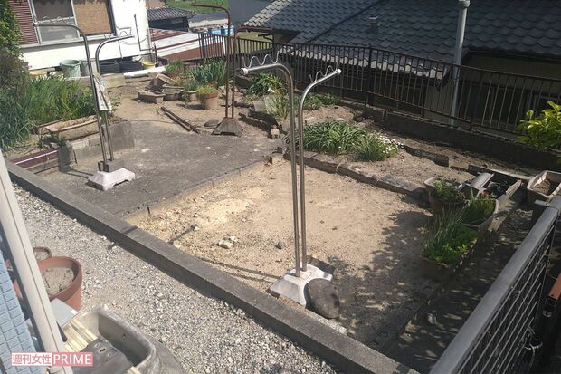 乳児の遺体が遺棄されていた実家の庭