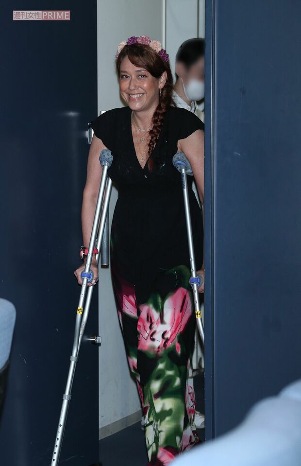 転倒して膝蓋骨を骨折しながらも映画のトークイベントに出席したLiLiCo（2020年）