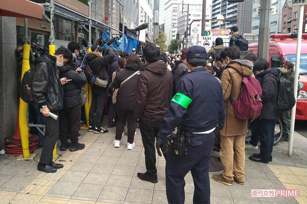 ビル火災現場は報道関係者でごった返した