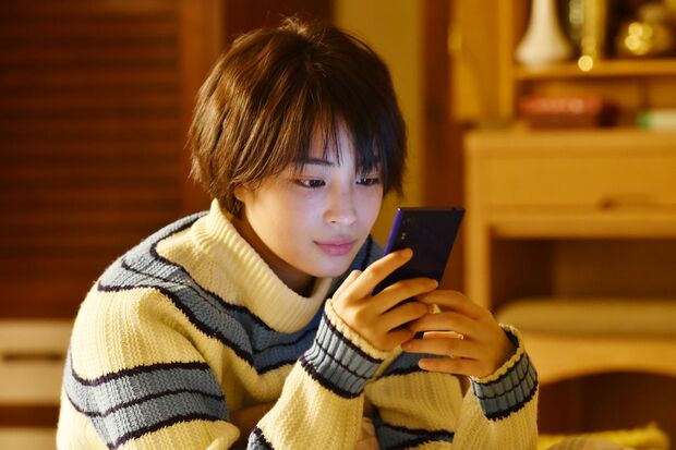 孤独なハリカは、彦星とチャットすることを心の支えにしている。(c)日本テレビ