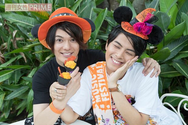 パンプキンのマッシュポテトがアイスみたいな牛カルビコーンは1個500円。「ジューシーなカルビとかぼちゃの甘みが合う！」（崎山）、「さすが、食レポもイケるね～」（中尾）　撮影／廣瀬靖士(c)Disney