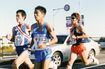 予選会で力走する徳本さん(右)。茶髪にサングラスがまぶしいほど目立っていた