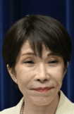 高市首相の頭にハエが止まる様子(撮影/JMPA)