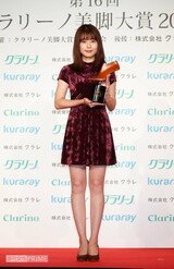 第16回クラリーノ美脚大賞2018でミニ丈ドレスを披露した有村架純（2018年10月11日）