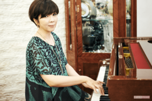 「ピアノは私にとって空気のような存在」と語る岡本真夜