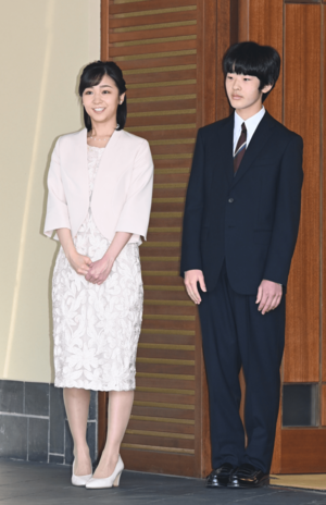 イギリス訪問に出発する秋篠宮ご夫妻を、秋篠宮邸の車寄せで見送る佳子さまと悠仁さま（2023年5月4日）